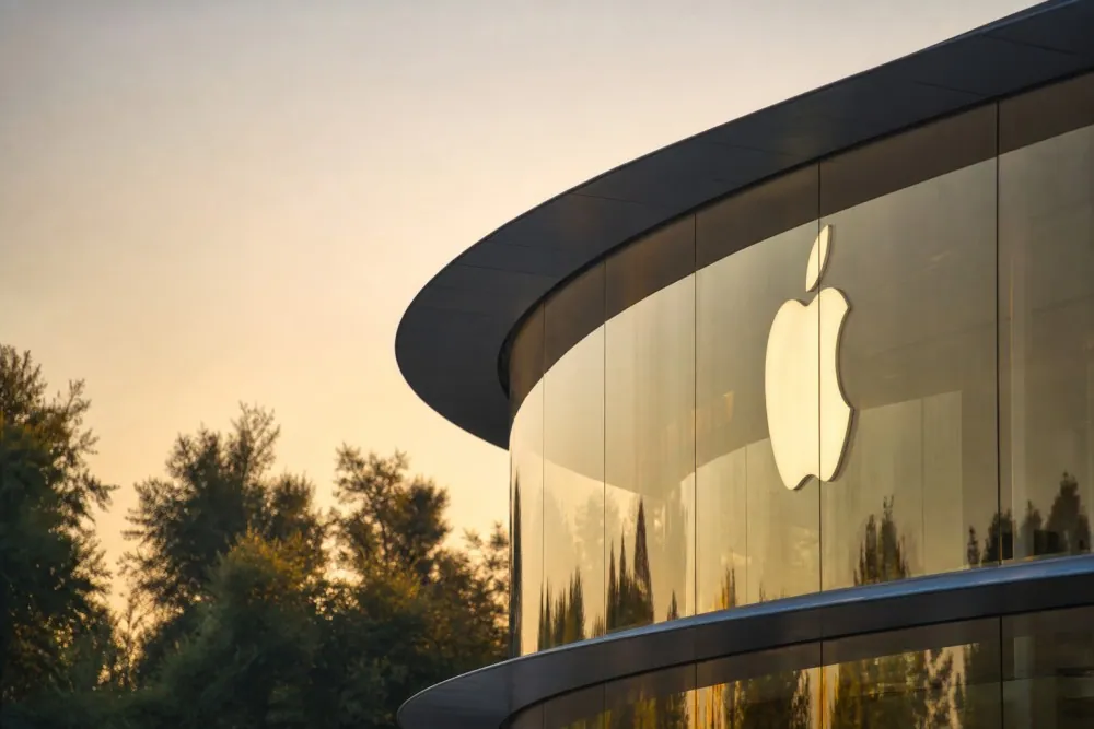Ternus Gantikan Tim Cook Jadi CEO Apple Hari Ini